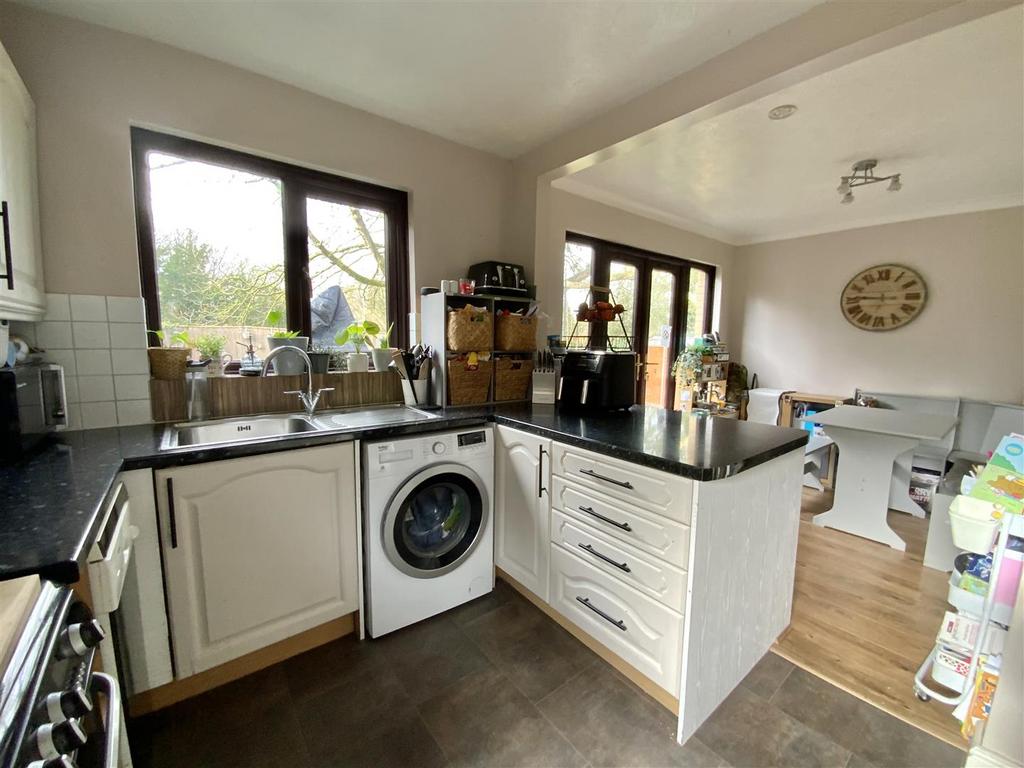 Kitchen/ Dining Room