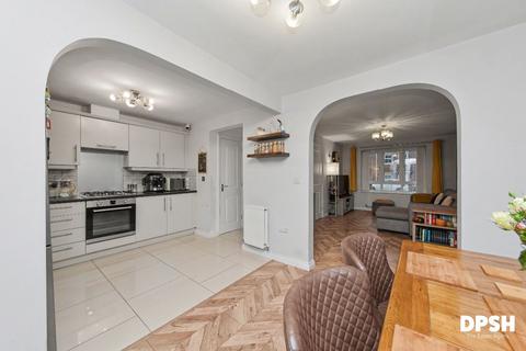 3 bedroom end of terrace house for sale, Rivendale, Leeds