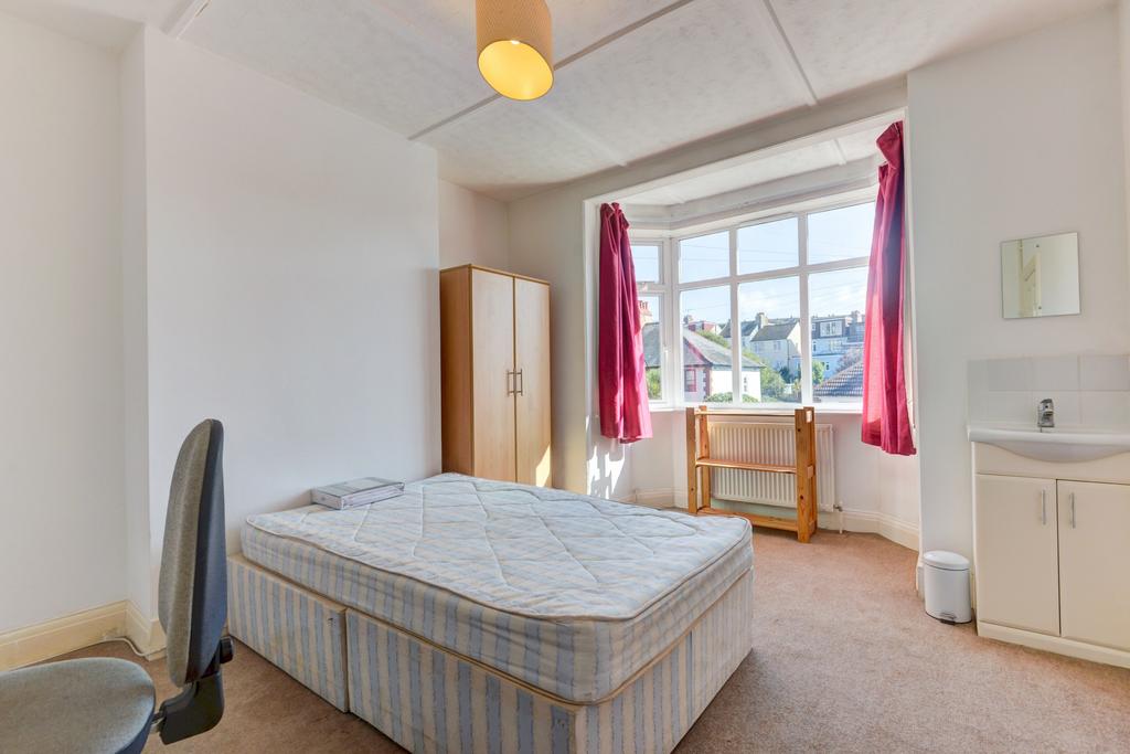Bright and welcoming double bedroom with a larg...