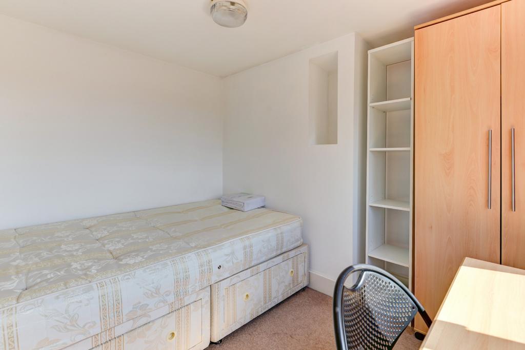 A simple, well-maintained student single bedroo...