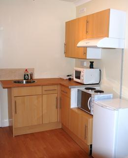 Studio to rent, Northumberland Avenue, Isleworth TW7