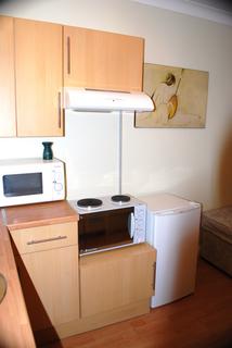 Studio to rent, Northumberland Avenue, Isleworth TW7