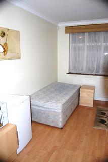 Studio to rent, Northumberland Avenue, Isleworth TW7