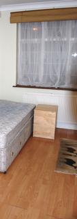 Studio to rent, Northumberland Avenue, Isleworth TW7