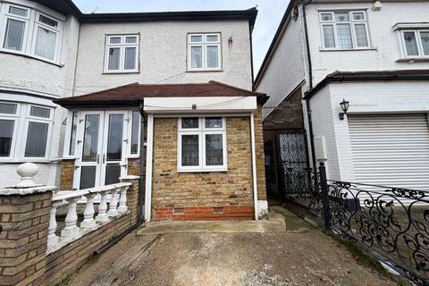Studio to rent, Peterborough Gardens, Ilford, IG1