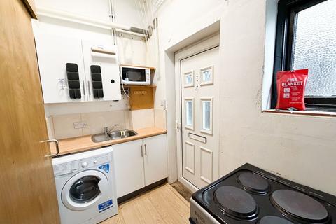 Studio to rent, Peterborough Gardens, Ilford, IG1