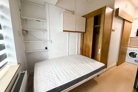 Studio to rent, Peterborough Gardens, Ilford, IG1