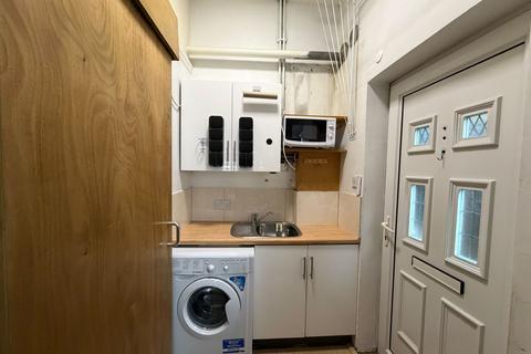 Studio to rent, Peterborough Gardens, Ilford, IG1