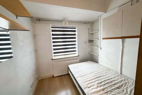 Studio to rent, Peterborough Gardens, Ilford, IG1