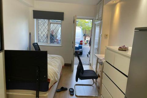 undefined, Woodlands Road, Isleworth TW7