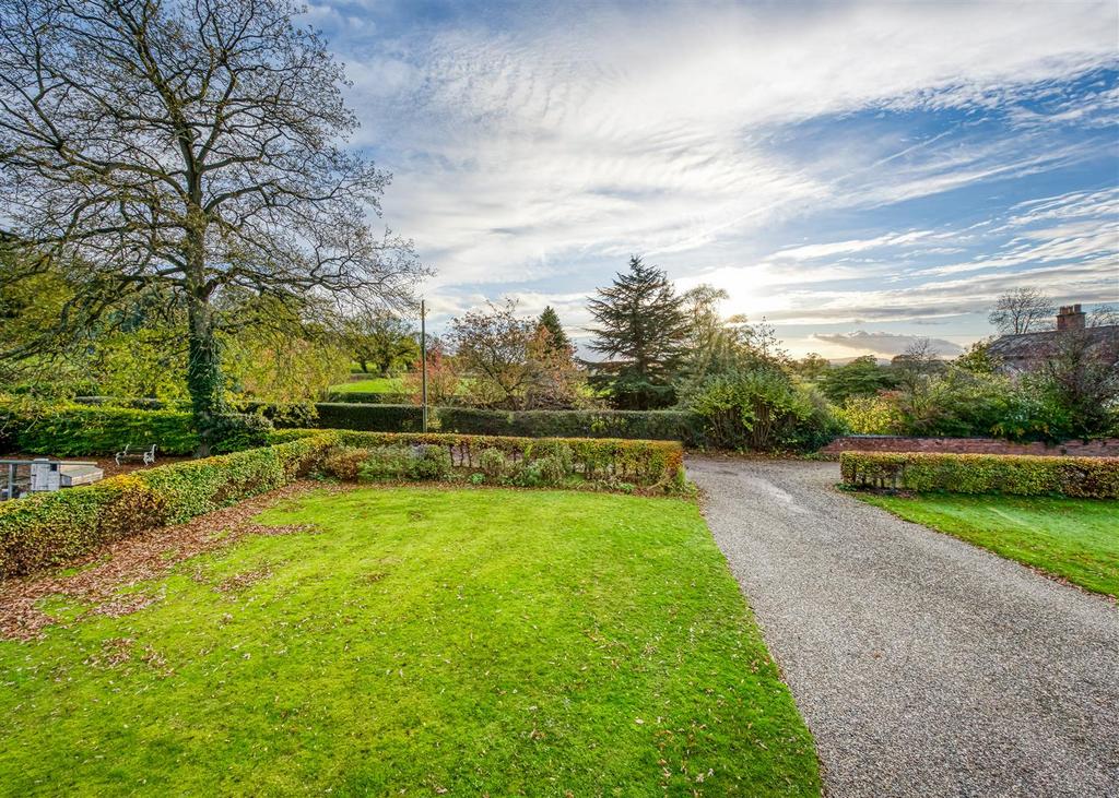 Oaklands Farm-view front.jpg