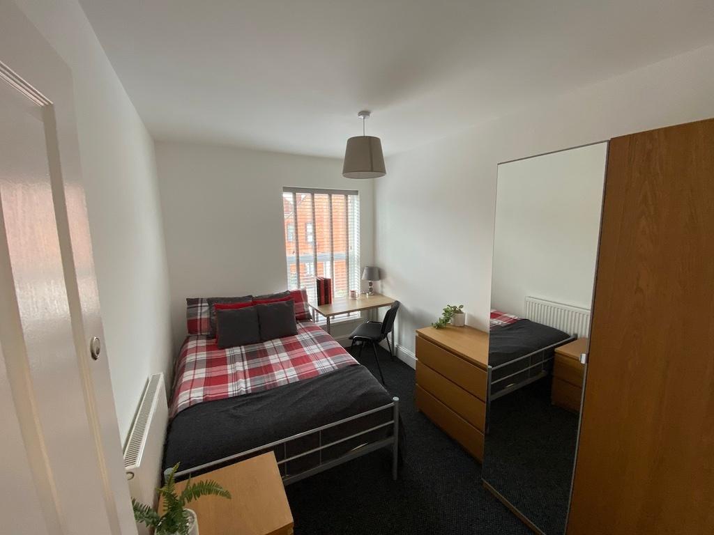 Well-presented double bedroom with a comfortabl...