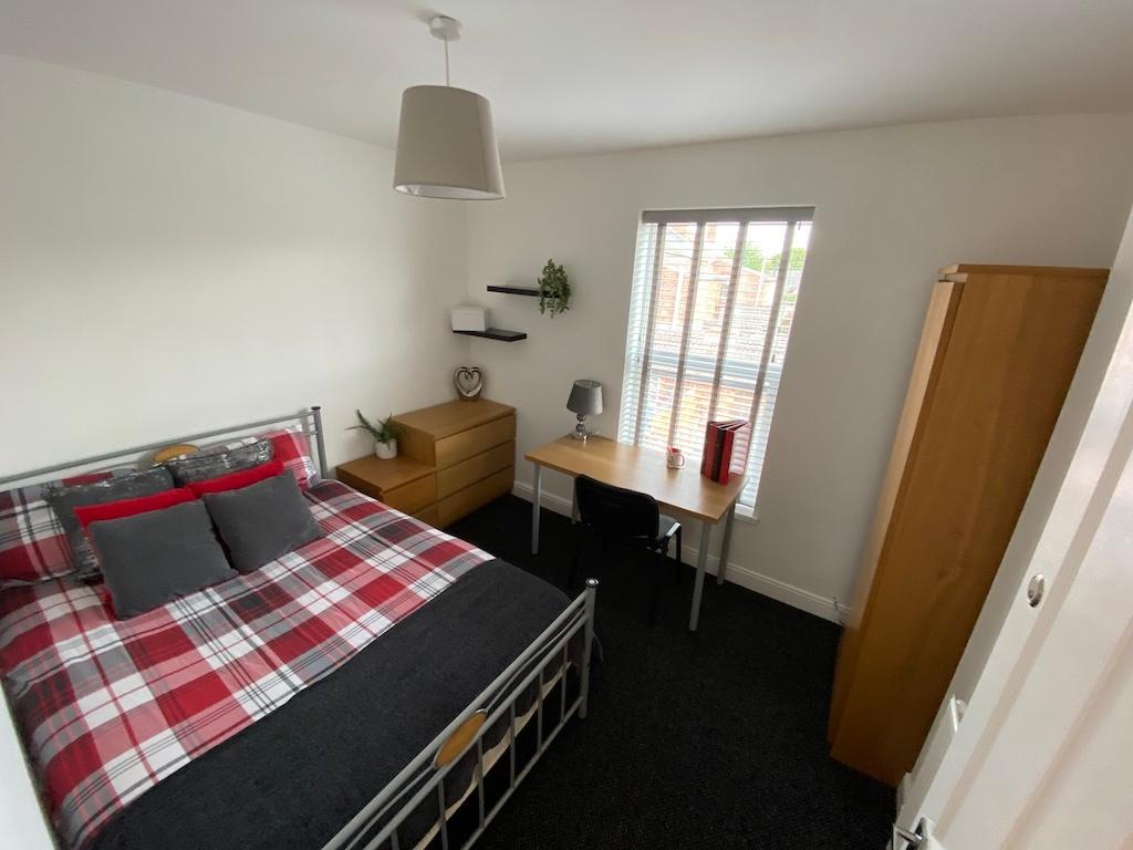 Bright, neatly presented double bedroom with a ...