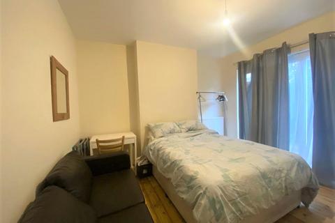 1 bedroom in a house share to rent, High Street, Cranford TW5