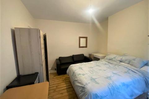 1 bedroom in a house share to rent, High Street, Cranford TW5