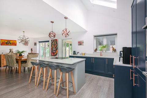 4 bedroom detached house for sale, Chanterlands Avenue, Hull HU5