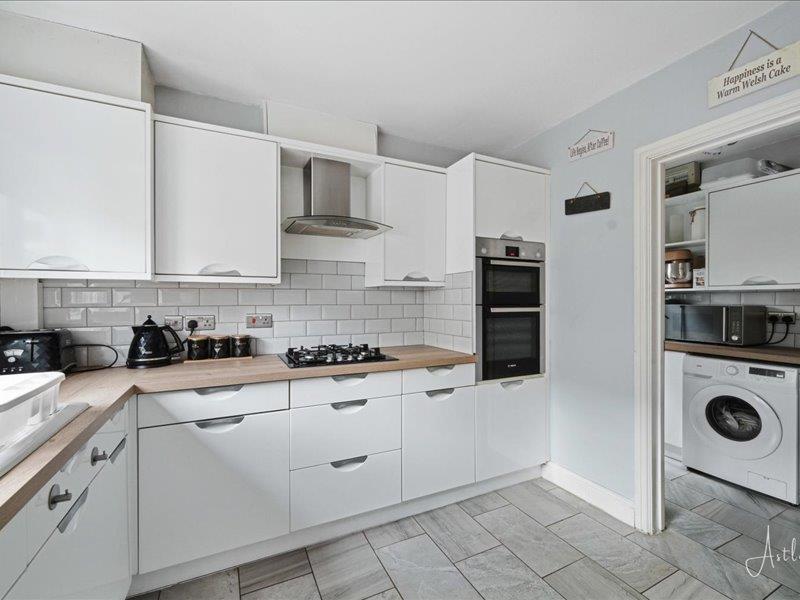 Further view of kitchen