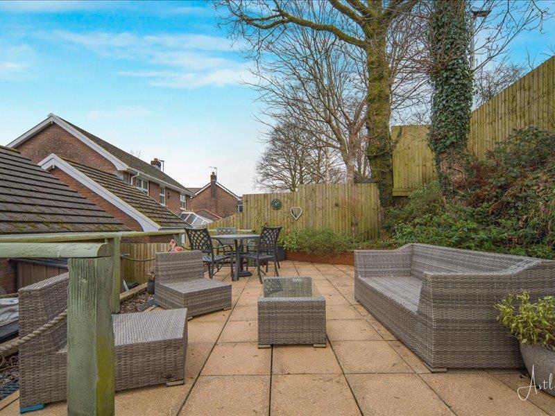 Further angle of rear garden