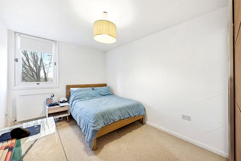 2 bedroom apartment to rent, Britten Close, Wellgarth Road, London, NW11