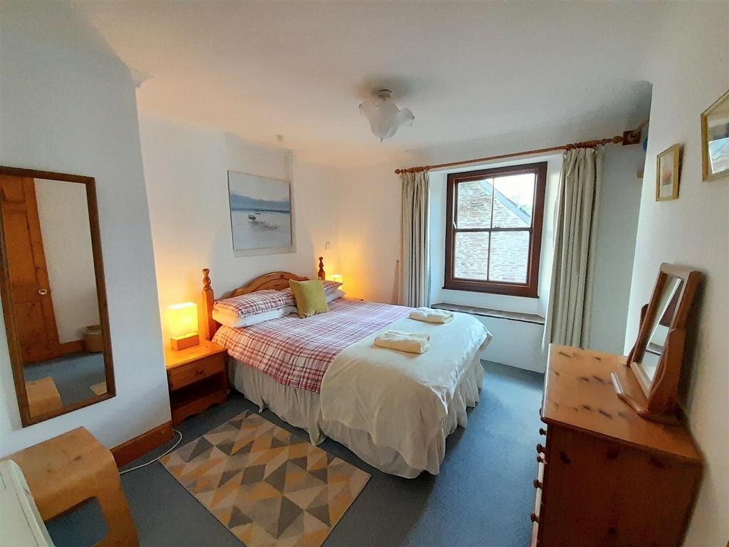 Bedroom 1.jpg