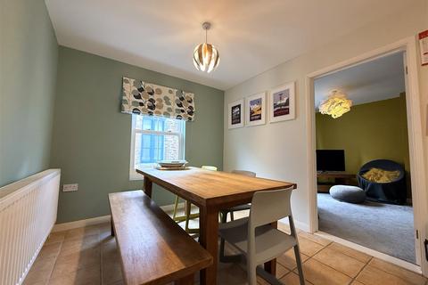 2 bedroom apartment to rent, South Ford Road, Dartmouth