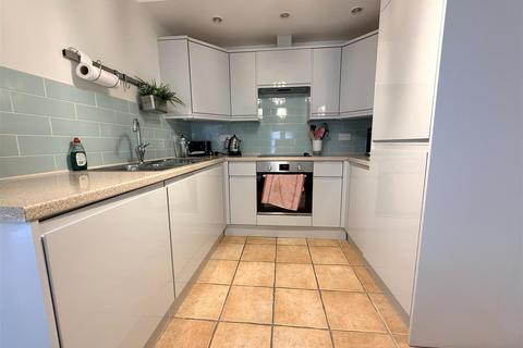 2 bedroom apartment to rent, South Ford Road, Dartmouth
