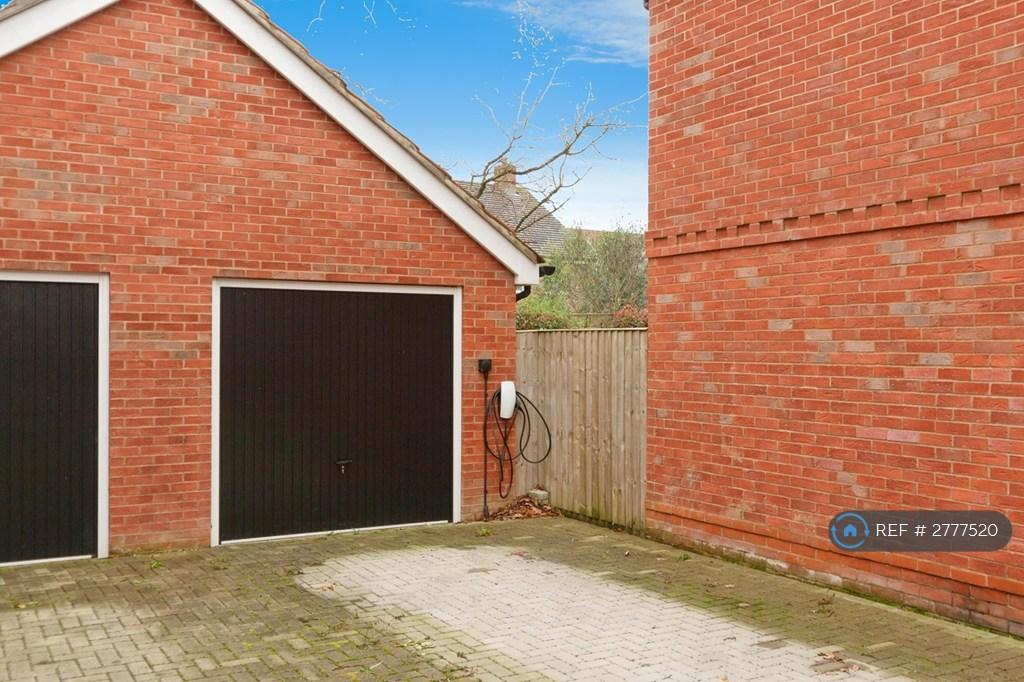 Garage + Drive Way For 2 Cars