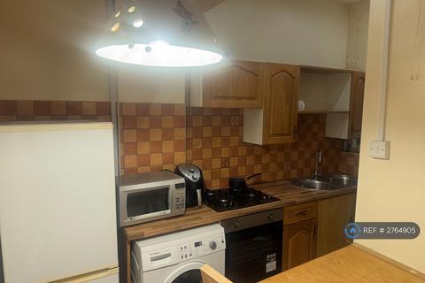Studio to rent, Melrose Road, Coulsdon, CR5