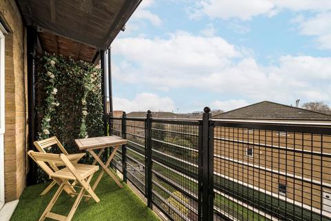 1 bedroom flat for sale, St. Georges Way, London SE15