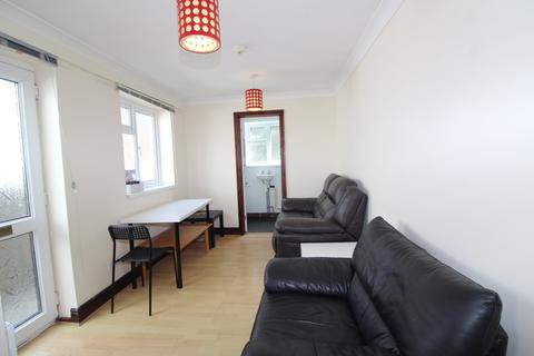2 bedroom flat to rent, Treharris St, Cardiff CF24