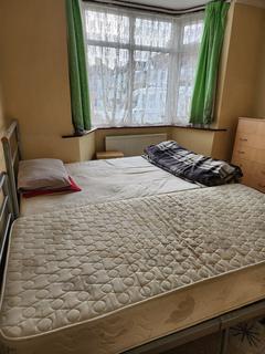 1 bedroom in a house share to rent, Wood Close, London NW9