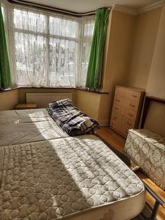 1 bedroom in a house share to rent, Wood Close, London NW9