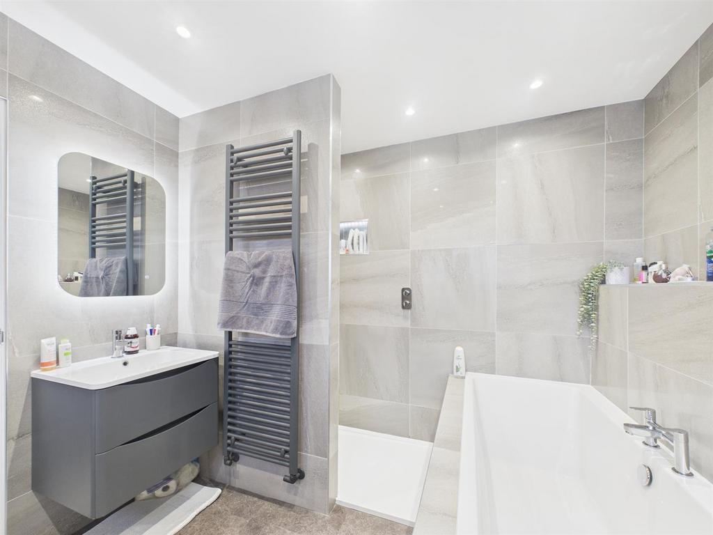 En-suite 2.jpg