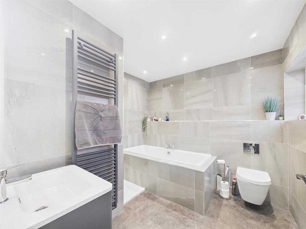En-suite 1.jpg