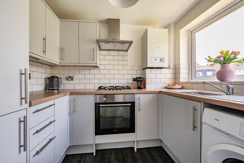 2 bedroom maisonette to rent, Howard Close, London, N11