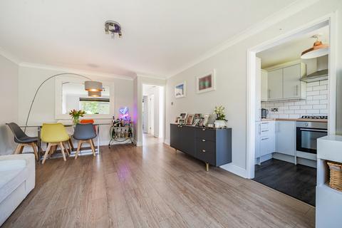 2 bedroom maisonette to rent, Howard Close, London, N11