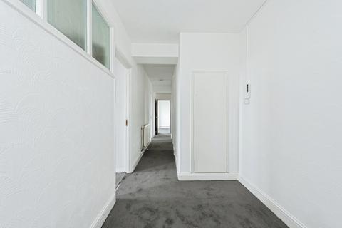 3 bedroom flat for sale, Urmston Drive, London, SW19