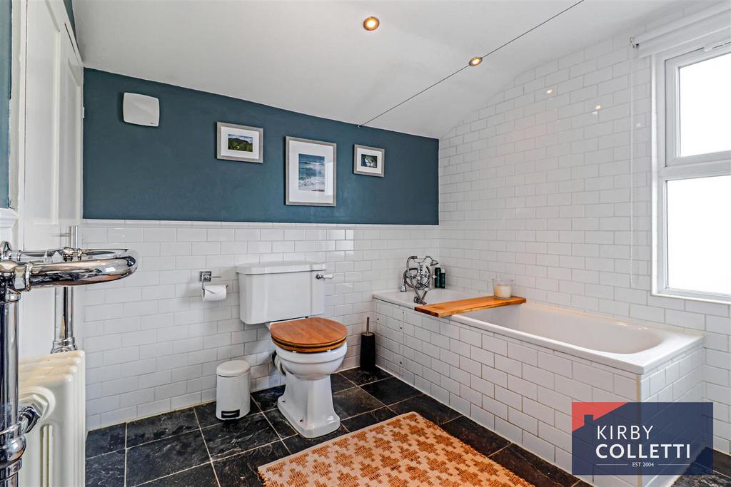 Bath/shower room