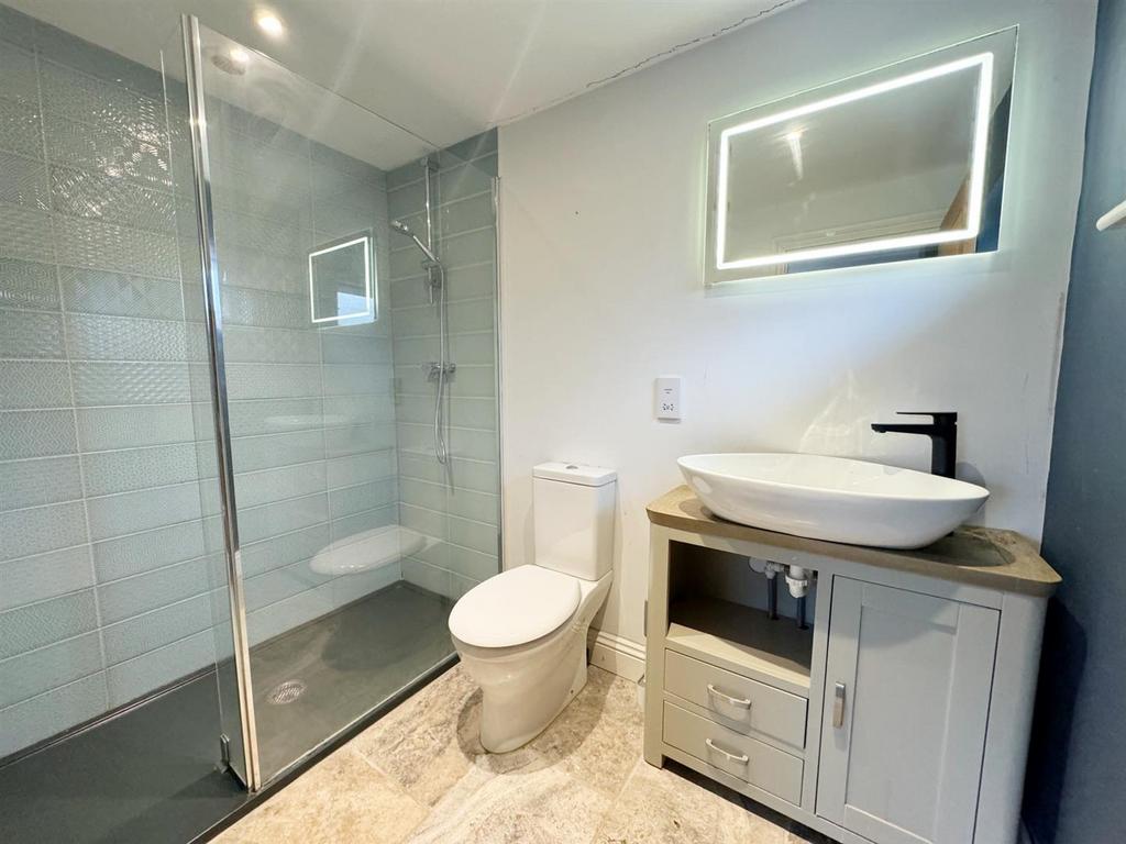 Ensuite 1.jpg