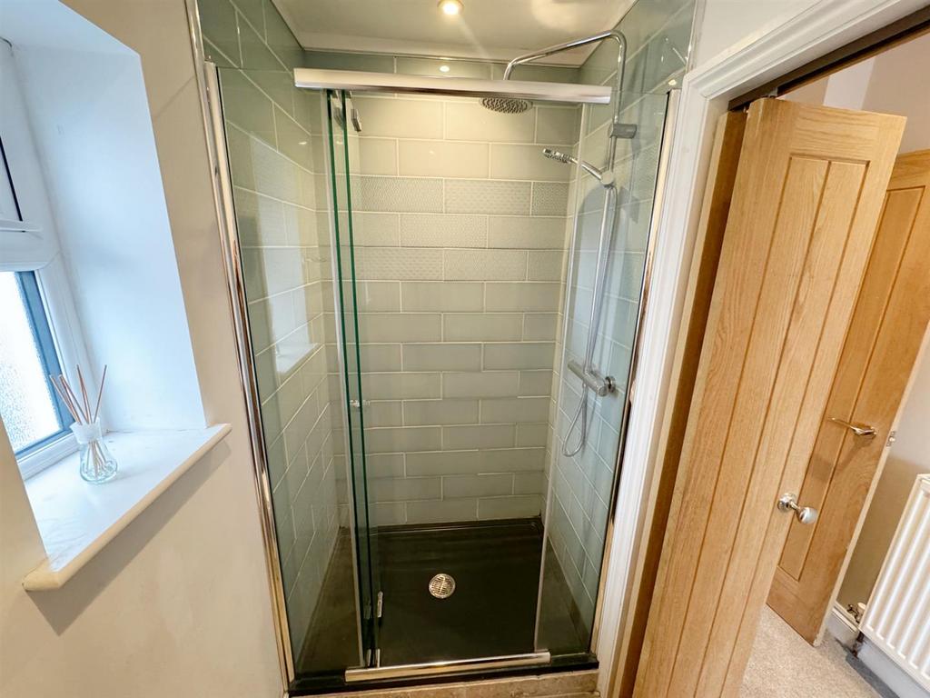 Bedroom 4 ensuite