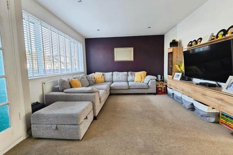 2 bedroom house for sale, South Crescent, Southend On Sea