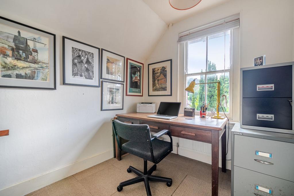 Bedroom 2/Study