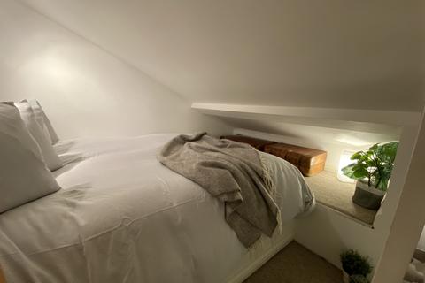 Studio to rent, North End Road, London, W14