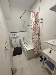 1 bedroom in a house share to rent, Birnam Road, Finsbury Park