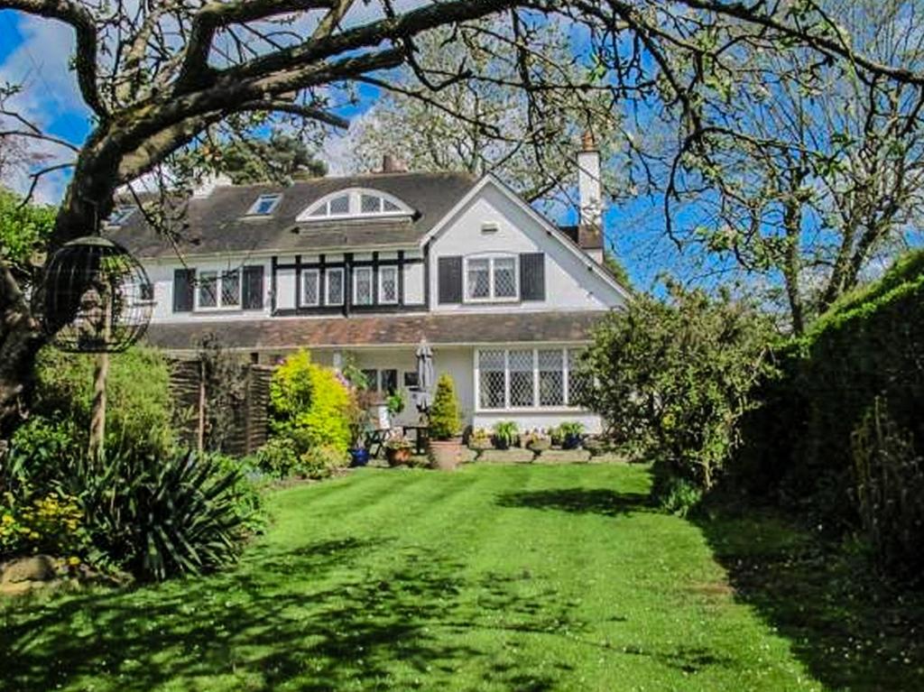 House exterior, garden