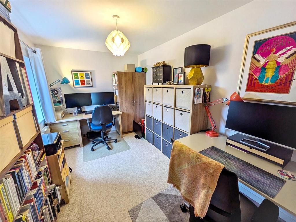 Bedroom 2 / study
