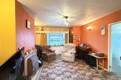 3 bedroom semi-detached house for sale, Highlands Close, Warwick