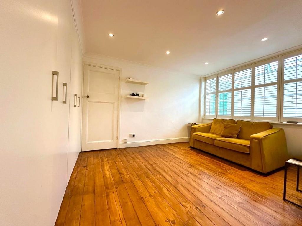 Pic living area 3.jpg