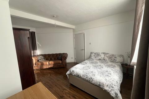 undefined, Long Drive, Greenford UB6