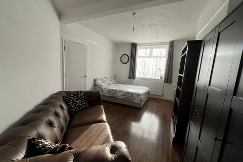 undefined, Long Drive, Greenford UB6